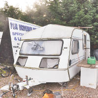受害人居住的露營車殘破不堪。