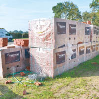 警方在調查期間，充公七十箱用作非法建築的磚塊。