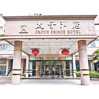 梁耀輝旗下的酒店曾開設色情場所。
