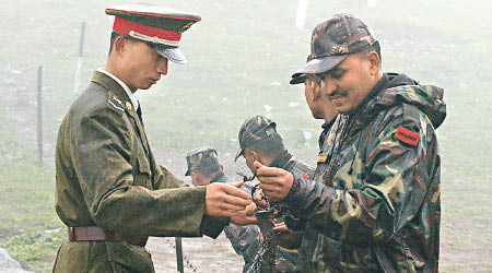 中印軍人雖沒進行正式會面，但仍然有交換糖果。圖為中印軍人。（互聯網圖片）