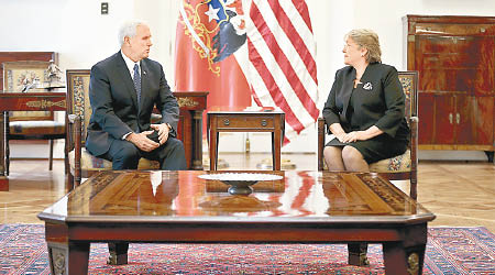 彭斯呼籲智利總統巴切萊特（右）孤立北韓。