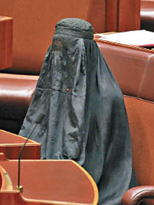漢森身穿全身黑罩袍出席國會會議。