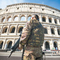 意大利<br>持械警員在羅馬鬥獸場外巡邏。