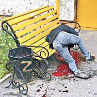 俄羅斯蘇爾古特的傷者伏在長椅上。（互聯網圖片）