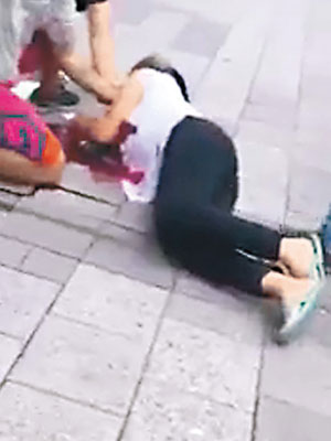 芬蘭圖爾庫市集有婦人受傷倒地。（互聯網圖片）