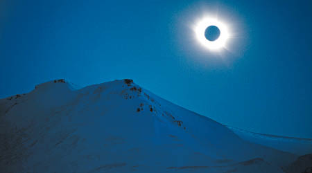 日全食屬罕見天文現象。圖為前年挪威的日全食景觀。（資料圖片）