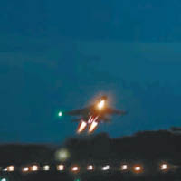 南海艦隊航空兵駕駛戰機在南海上空進行夜航訓練。（電視畫面）