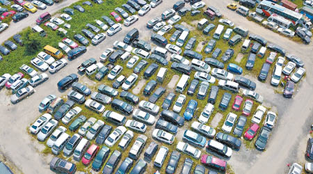 深圳一個車場泊滿被扣未檢驗的汽車。（中新社圖片）