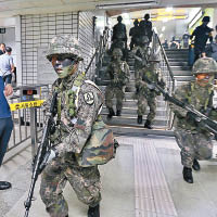 韓軍在首爾地鐵站展開演習。