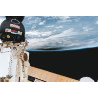 太空人在國際太空站上，拍下日食的另一面貌。（歐洲太空總署圖片）
