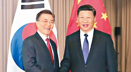 中國與南韓建交廿五年，習近平（右）與文在寅（左）互致賀電。（資料圖片）