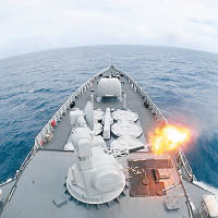軍艦在印度洋演練副炮對海射擊。（互聯網圖片）