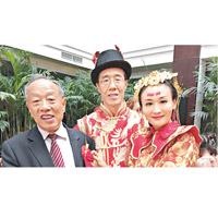 曹晴（右）與屠中恒（中）早前在美國結婚。中國前外長李肇星（左）證婚。