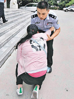 小蓮向警員下跪致謝。（互聯網圖片）