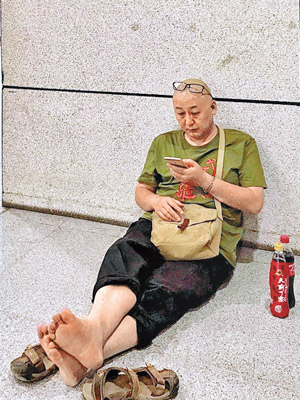 樊建川赤腳坐地的照片引起熱議。（互聯網圖片）