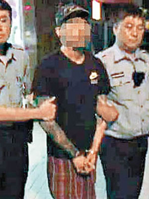 李姓男子（中）被警方逮捕。（互聯網圖片）