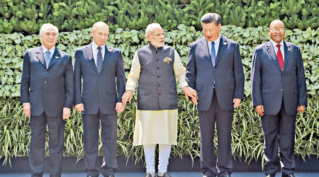 去年的金磚五國峰會，普京（左二）、莫迪（中）及中國國家主席習近平（右二）均有出席。