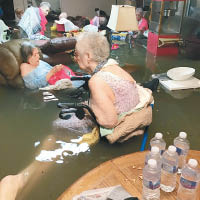 養老院多位老人浸在水中，等候救援。（互聯網圖片）