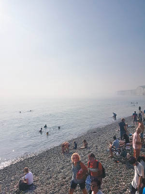 海灘煙霧瀰漫。（互聯網圖片）