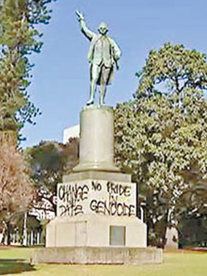 英國庫克船長的雕像遭人用噴漆破壞。