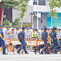 警方出動防爆犬協助巡邏。（中時電子報圖片）