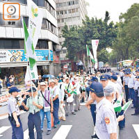獨派團體前往台北田徑場外抗議。（黃江洪攝）