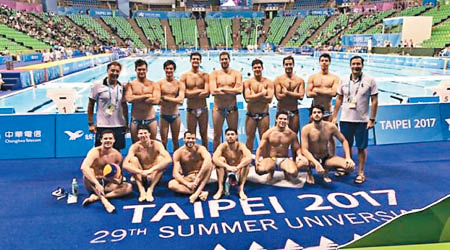 參加世大運的阿根廷水球隊隊員與教練合照。