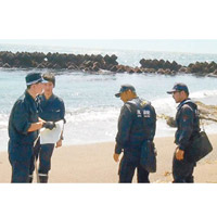 日本警方在海邊調查取證。