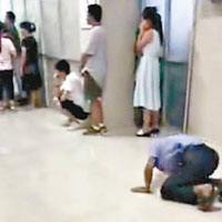 有家長在醫院跪地祈求子女平安。（互聯網圖片）