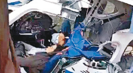 兩名受傷飛行員在飛機內待救。（互聯網圖片）
