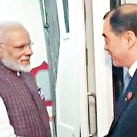 中方代表歡迎印度總理莫迪（左）。（電視畫面）