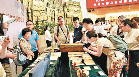 民眾在中國人民抗日戰爭紀念館觀看部分抗戰文物。（互聯網圖片）