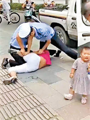 警員摔抱嬰婦人落地事件引起網民熱議。（資料圖片）