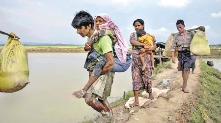 大批羅興亞人逃至孟加拉。