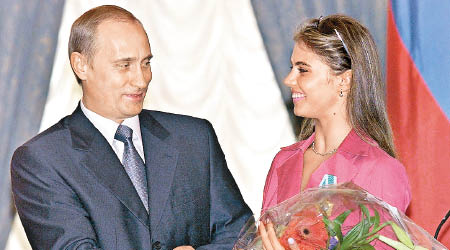 普京（左）和卡巴耶娃（右）傳出緋聞多時，後者曾多次被拍到戴有「婚戒」。（資料圖片）