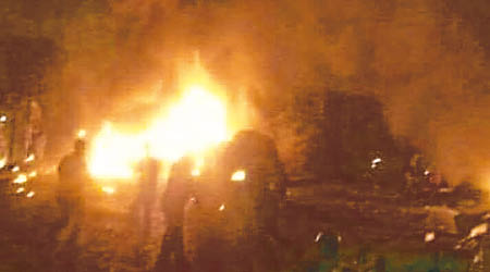 化武工廠被擊中後起火。（互聯網圖片）