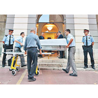 殯儀館工作人員把達利的棺材搬入博物館，準備讓法證人員檢查。（資料圖片）