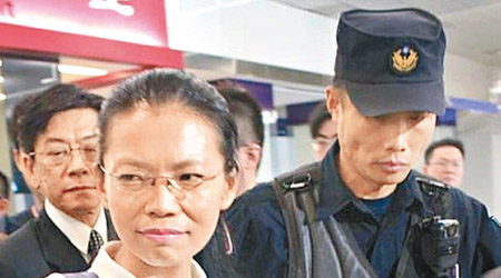 李明哲妻子李凈瑜（左）現身台北松山機場。（中時電子報圖片）