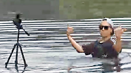 有舞者在河中架設相機拍攝。