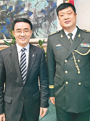 楊健（左）曾參與解放軍八一建軍節活動，與中國軍官合照。（互聯網圖片）