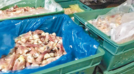 業者稱廢棄的雞骨將賣給養豬場。（互聯網圖片）