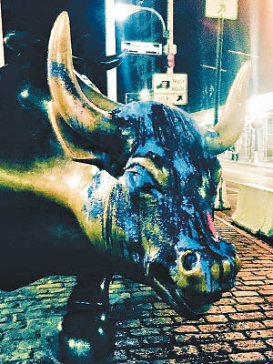 銅牛被潑上藍油。（互聯網圖片）