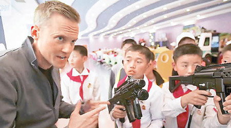 CNN記者訪問一班北韓學童。（電視畫面）