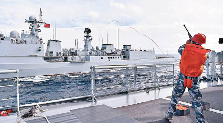 中國海軍艦隊進行補給訓練。（中新社圖片）