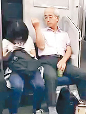 男乘客把恥毛丟向旁邊的女乘客身上。（互聯網圖片）