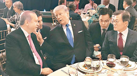 特朗普（中）稱外國元首同意他的演說內容，左為土耳其總統埃爾多安，右為南韓總統文在寅。