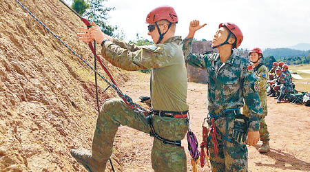 中澳士兵做好攀岩準備。（互聯網圖片）