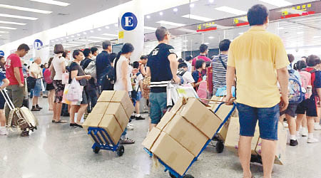 內地十一假期臨近，深圳各口岸客流逐漸增加。（資料圖片）