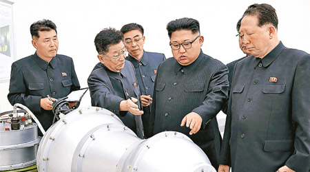 金正恩（右二）曾視察氫彈頭。