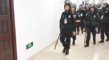 數十名保安員持長棍進入浙江毅騰的更衣室。（互聯網圖片）